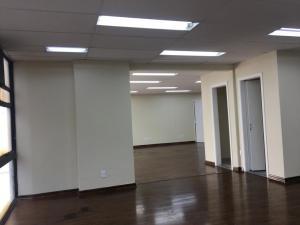 Reformado conjunto comercial ao lado do metro